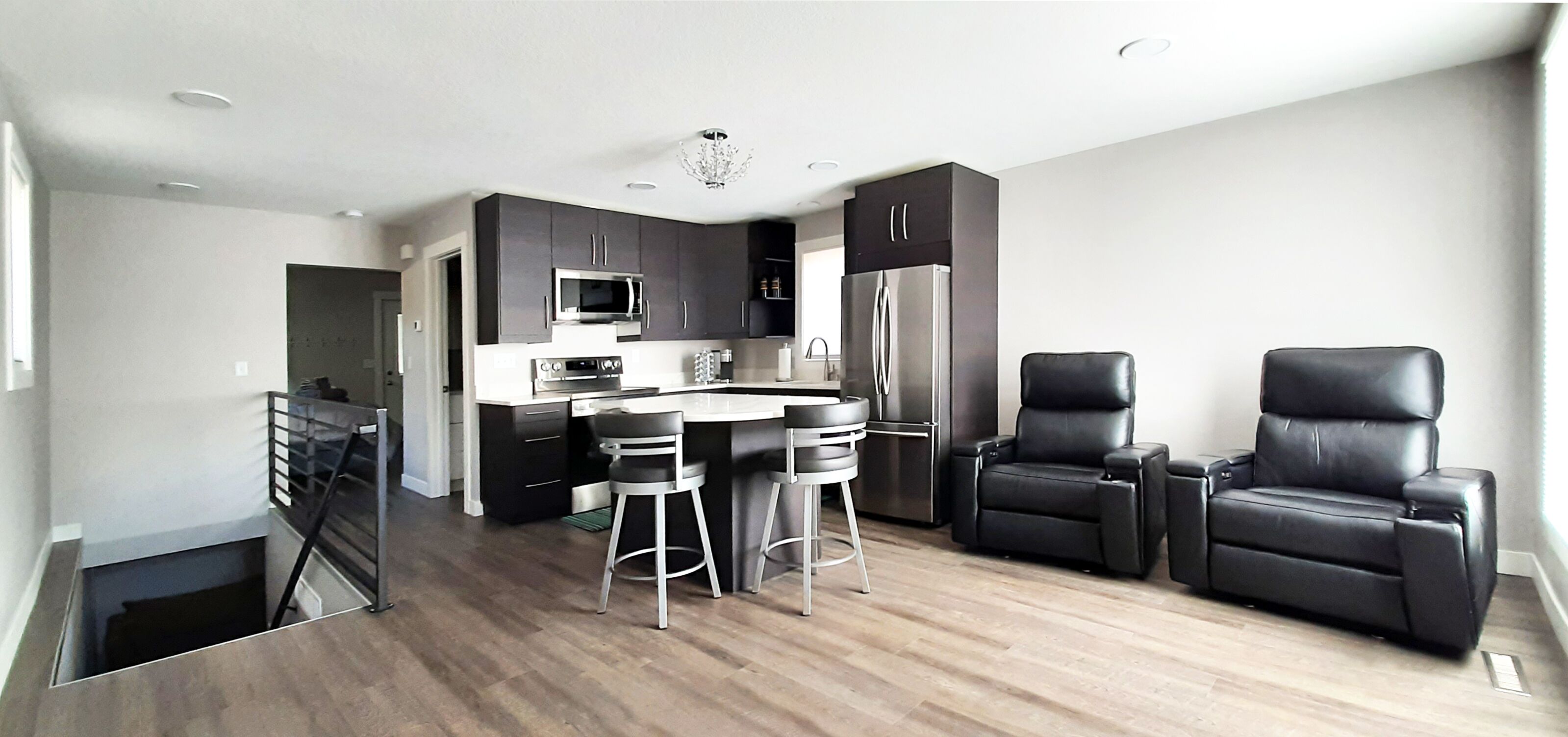 Beautifully Designed Space. 1 Mile to Mayo Clinic.