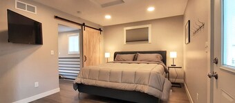 Beautifully Designed Space. 1 Mile to Mayo Clinic.