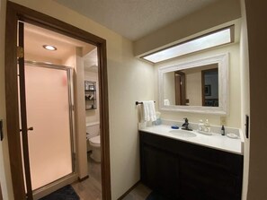 Bathtub, eco-friendly toiletries, hair dryer, towels - Hook and Antler (West Yellowstone)