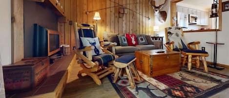 Televisie, een open haard en een kantoor