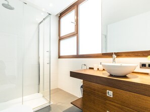 Dusche, Haartrockner, Handtücher