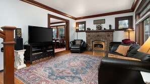 Smart TV, fireplace, books - Beautiful Craftsman with Off-street parking, EV charger, Yard + Dogs OK! (Seattle)