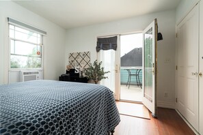 4 bedrooms, desk, iron/ironing board, travel crib - Beautiful Craftsman with Off-street parking, EV charger, Yard + Dogs OK! (Seattle)