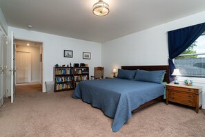 4 bedrooms, desk, iron/ironing board, travel crib - Beautiful Craftsman with Off-street parking, EV charger, Yard + Dogs OK! (Seattle)