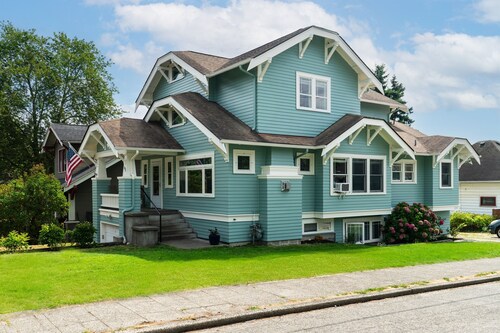 Beautiful Craftsman with Off-street parking, EV charger, Yard + Dogs OK!