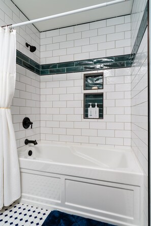 Combined shower/tub, hair dryer, towels - Beautiful Craftsman with Off-street parking, EV charger, Yard + Dogs OK! (Seattle)