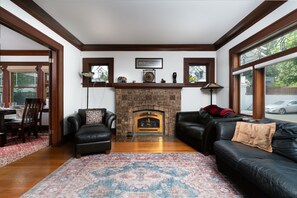 Smart TV, fireplace, books - Beautiful Craftsman with Off-street parking, EV charger, Yard + Dogs OK! (Seattle)