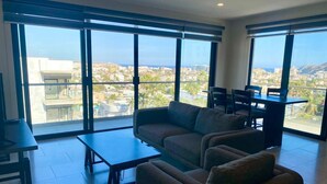 Apartamento Deluxe, acceso a la piscina, vistas a la ciudad | Zona de estar