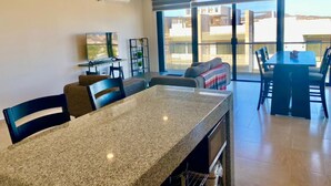 Apartamento Deluxe, acceso a la piscina, vistas a la ciudad | Servicio de comidas en la habitación