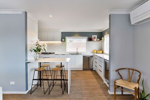 Private kitchen - Spacious private home close to Blake Park with spa (Mount Maunganui)
