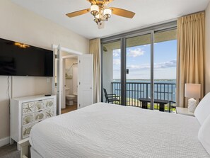 Second Bedroom - Smart TV + En Suite Bathroom - Spacious Gulf-front condo w. direct beach access, great pool (Pensacola Beach)
