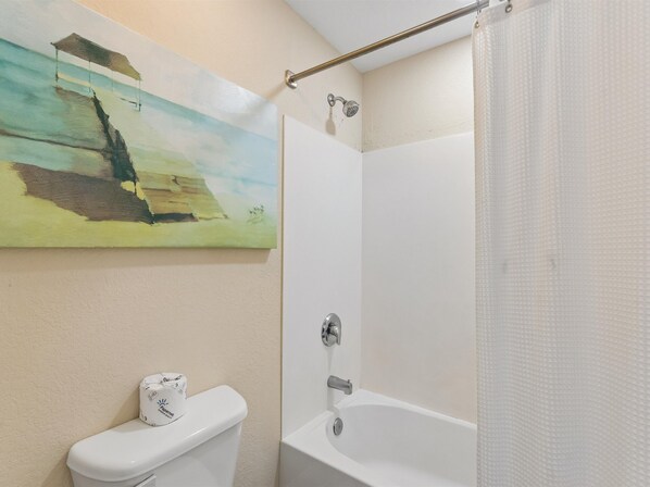 Second Full Bathroom - Shower Tub Combo - Spacious Gulf-front condo w. direct beach access, great pool (Pensacola Beach)