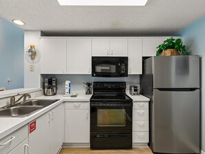 Cafetera y tetera, refrigerador, microondas y horno