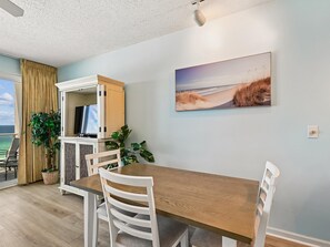 Dining - Sterling Sands #711 | Gulf Front, Downtown Destin + Resort Amenities (Destin)