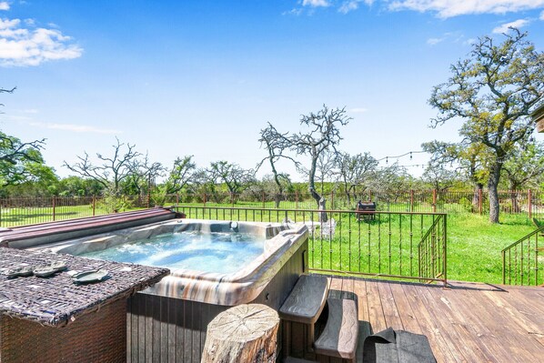 Outdoor spa tub