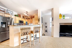 Fridge, microwave, oven, stovetop - Comfortable Condo w/ Fast WiFi & Central A/C plus a Shared Pool & Hot Tub (Scottsdale)