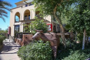 Property grounds - Comfortable Condo w/ Fast WiFi & Central A/C plus a Shared Pool & Hot Tub (Scottsdale)