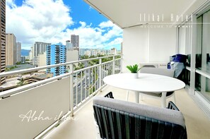 Outdoor dining - New Aloha Waikiki Ilikai Hotel Condo Free Parking (Honolulu)