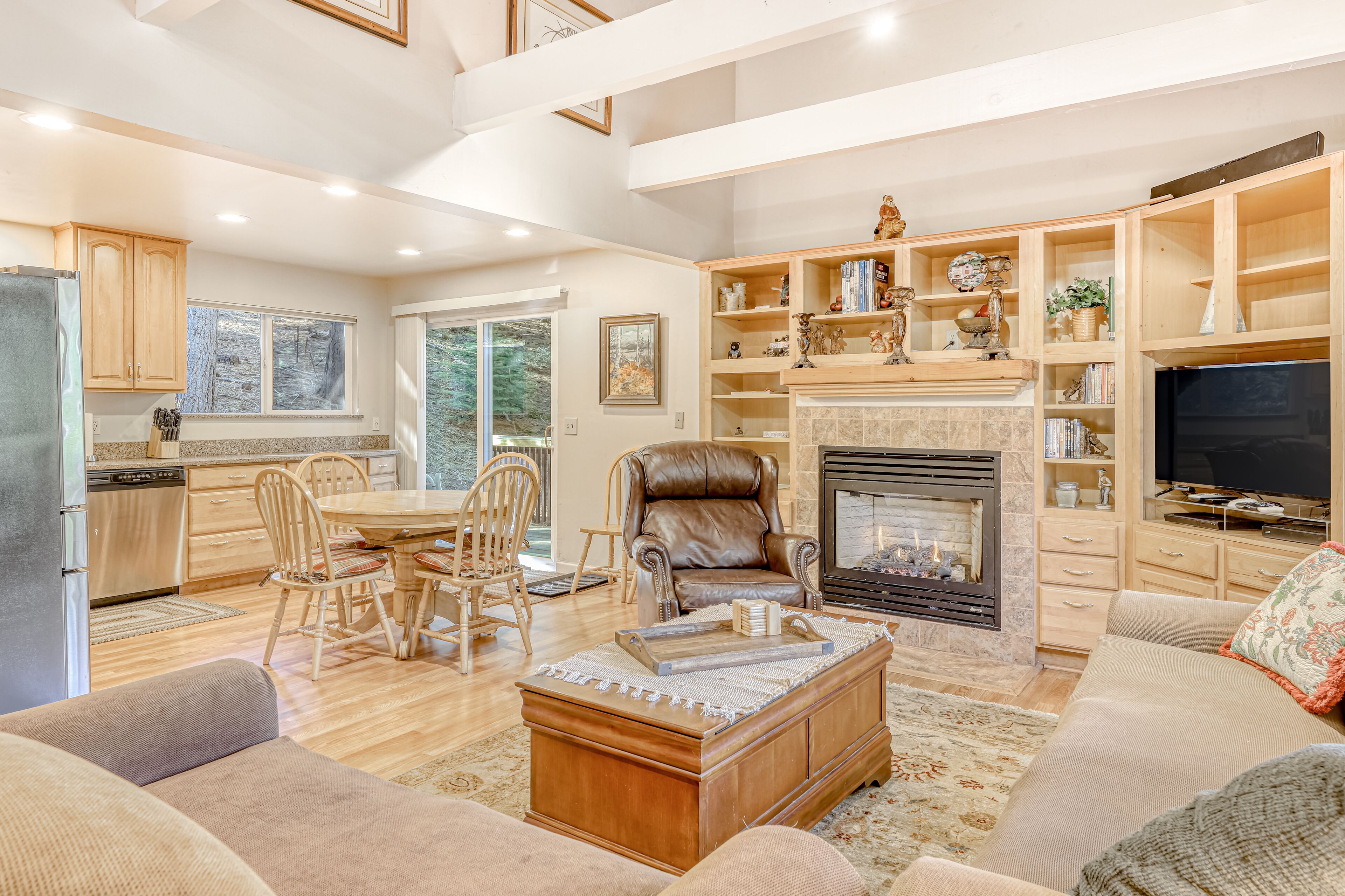 Spacious lodge with wonderful views & large deck - great location, walk to trail