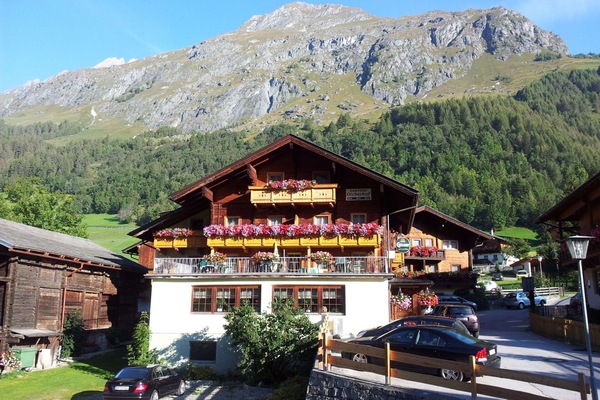 Ciel, Montagne, Plante, Voiture, Propriété, Bâtiment, Véhicule, Arbre, Fenêtre, Loisir