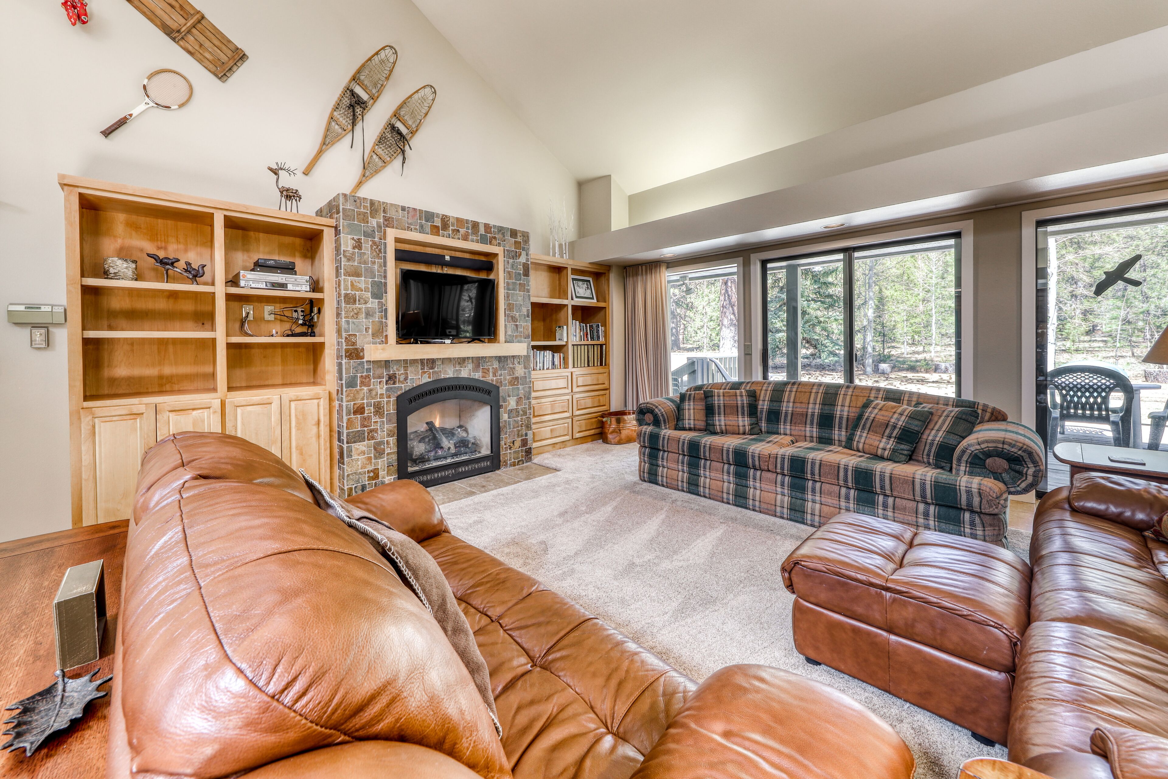 Beautiful Home w/Private Hot Tub, Deck, Gas Fireplace, and SHARC Passes