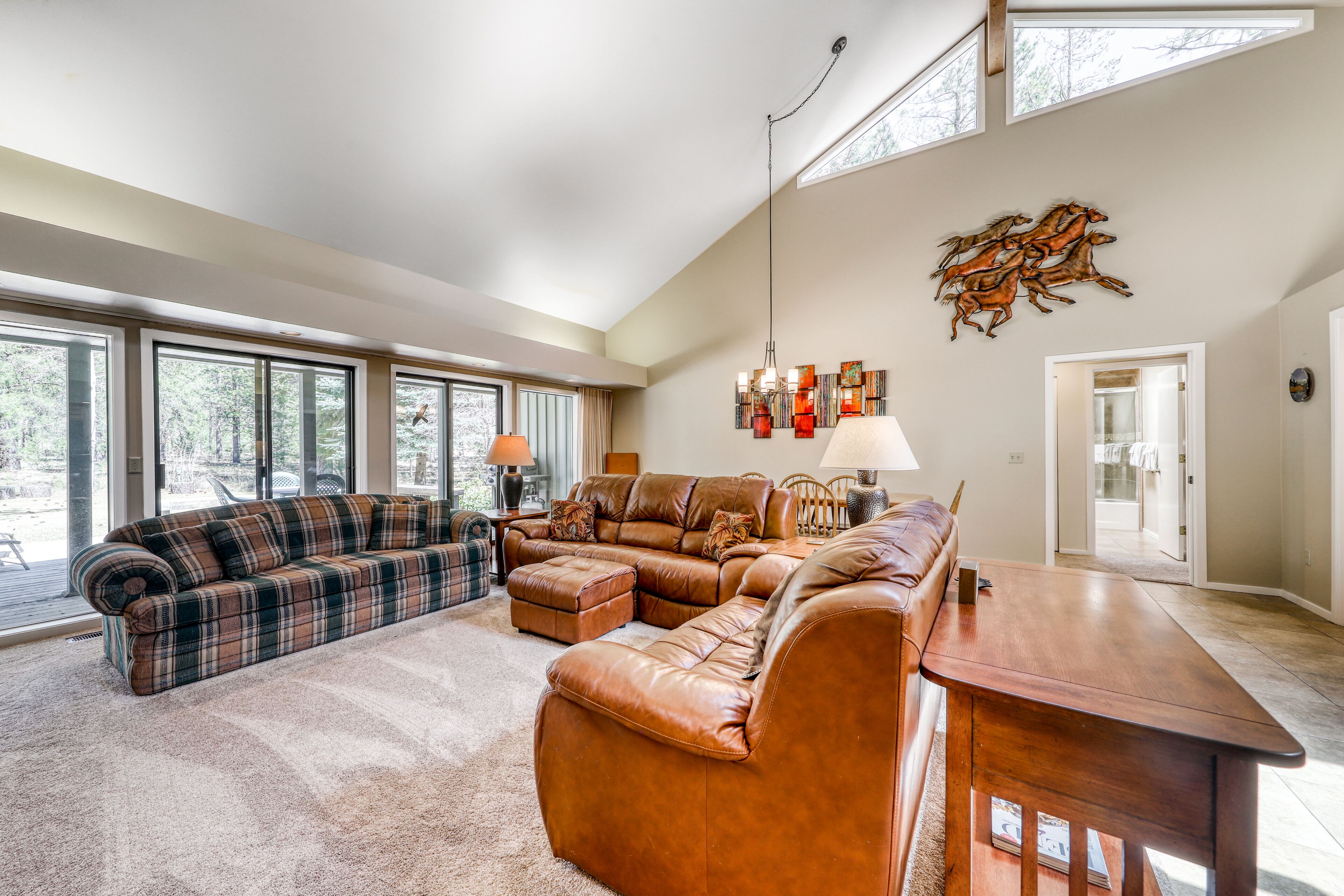 Beautiful Home w/Private Hot Tub, Deck, Gas Fireplace, and SHARC Passes