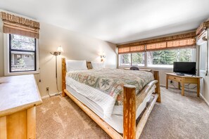 4 bedrooms, desk, free Internet, bed sheets