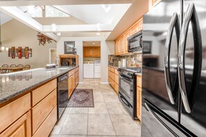 Jääkaappi, mikroaaltouuni, uuni, liesi