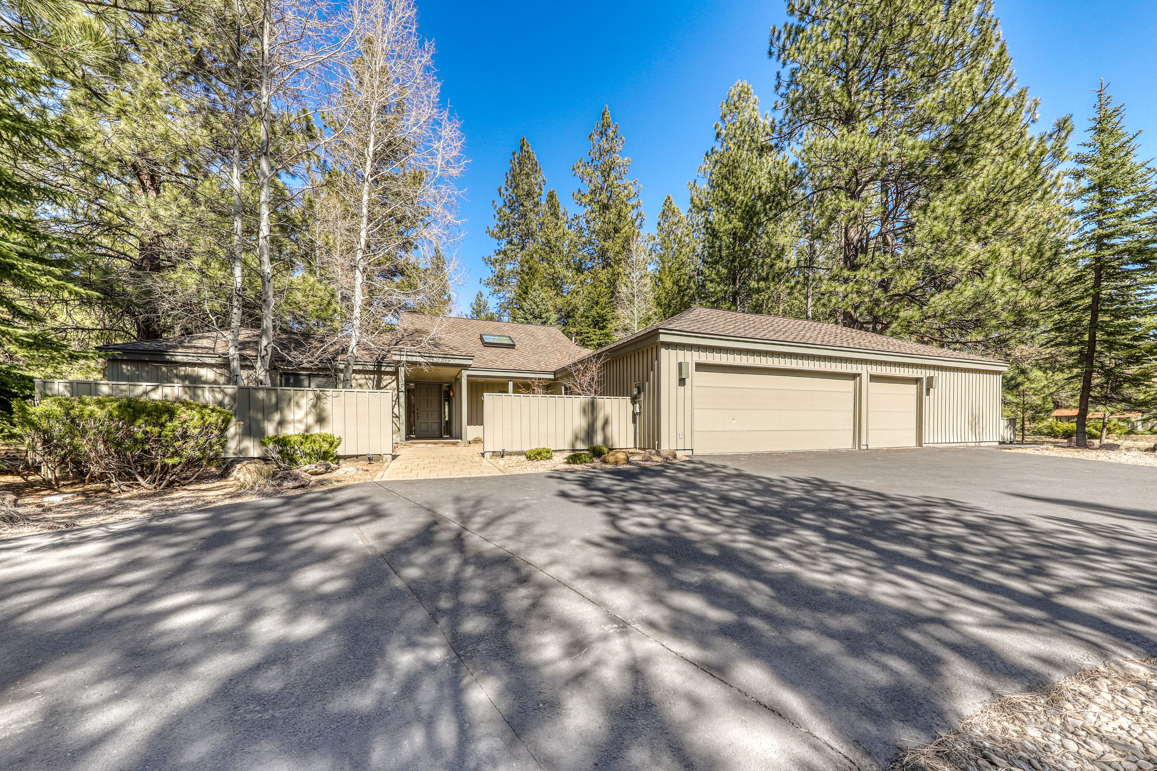 Beautiful Home w/Private Hot Tub, Deck, Gas Fireplace, and SHARC Passes