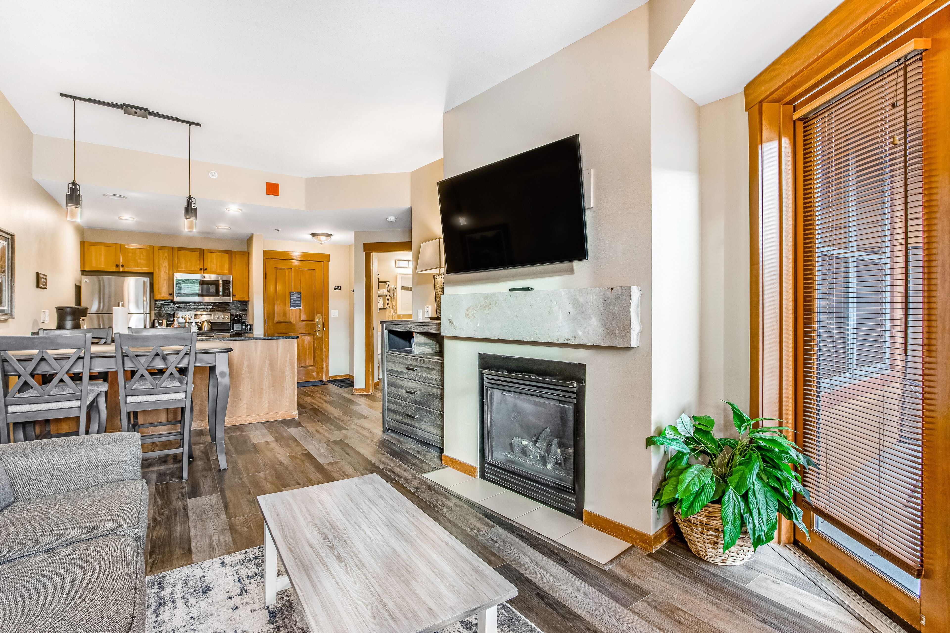 Cozy Mountain Gem W/ Private Balcony, Shared Hot Tub, Walk to Lifts & Free WiFi!