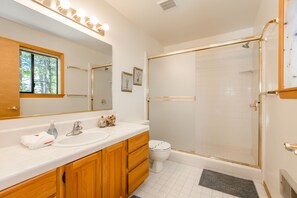 Combined shower/bathtub, hair dryer, towels