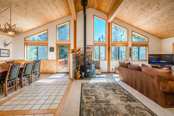 TV, fireplace, video games, DVD player - Bear Cub Cabin_Shuffleboard, Arcade, Fast Wifi, Smart TV's/Cable +HOA Amenity(Gym/HotTub) (Truckee)