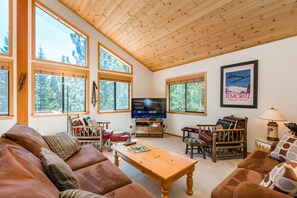 TV, fireplace, video games, DVD player - Bear Cub Cabin_Shuffleboard, Arcade, Fast Wifi, Smart TV's/Cable +HOA Amenity(Gym/HotTub) (Truckee)