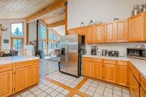 Fridge, microwave, oven, stovetop - Bear Cub Cabin_Shuffleboard, Arcade, Fast Wifi, Smart TV's/Cable +HOA Amenity(Gym/HotTub) (Truckee)