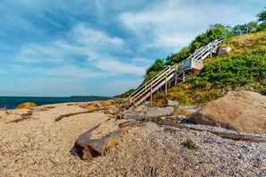 På stranden