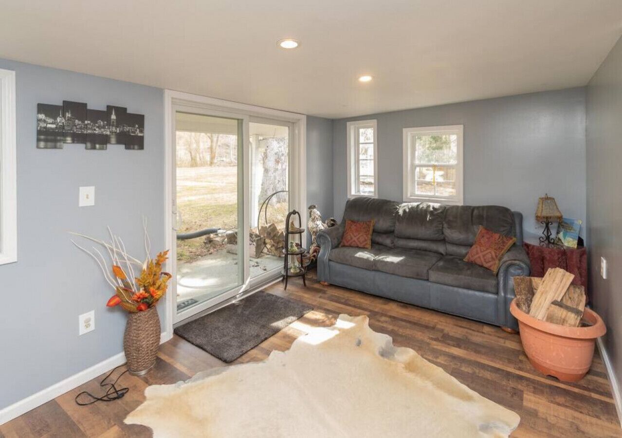 Amazing hiking Cozy home close to mntns Fireplace!