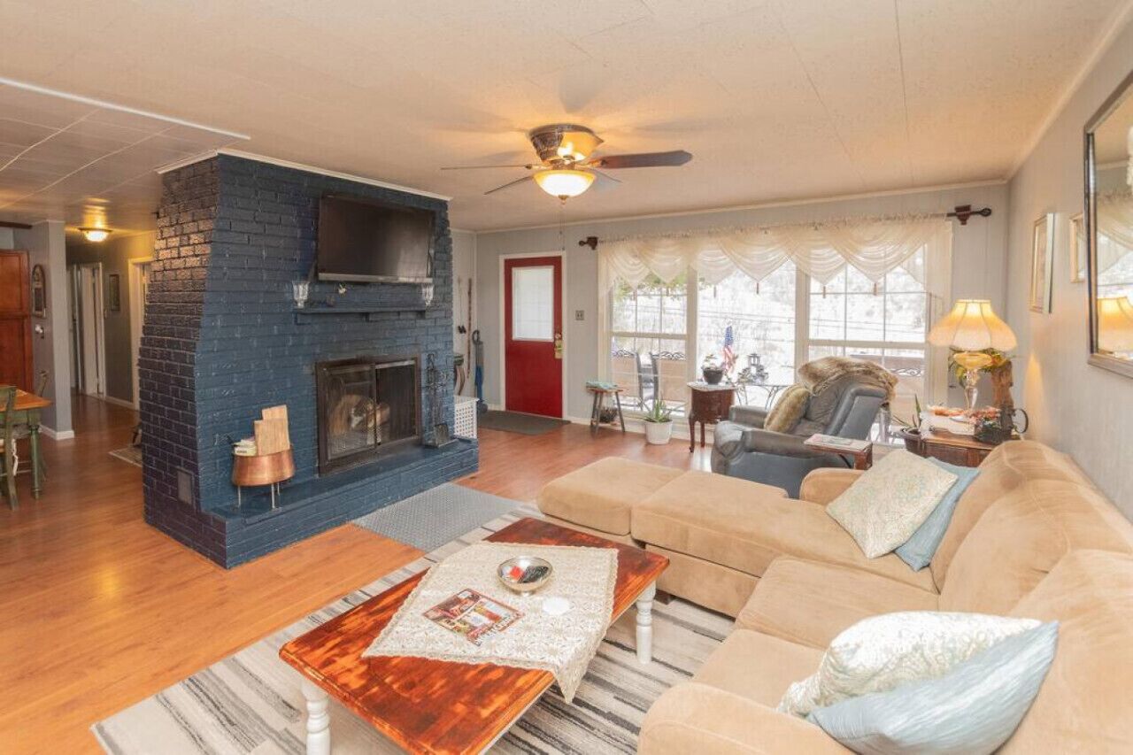 Amazing hiking Cozy home close to mntns Fireplace!