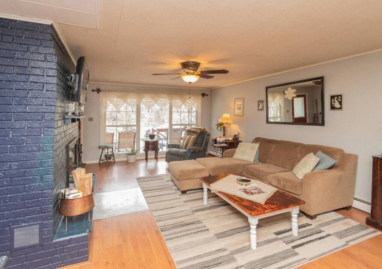 Amazing hiking Cozy home close to mntns Fireplace!