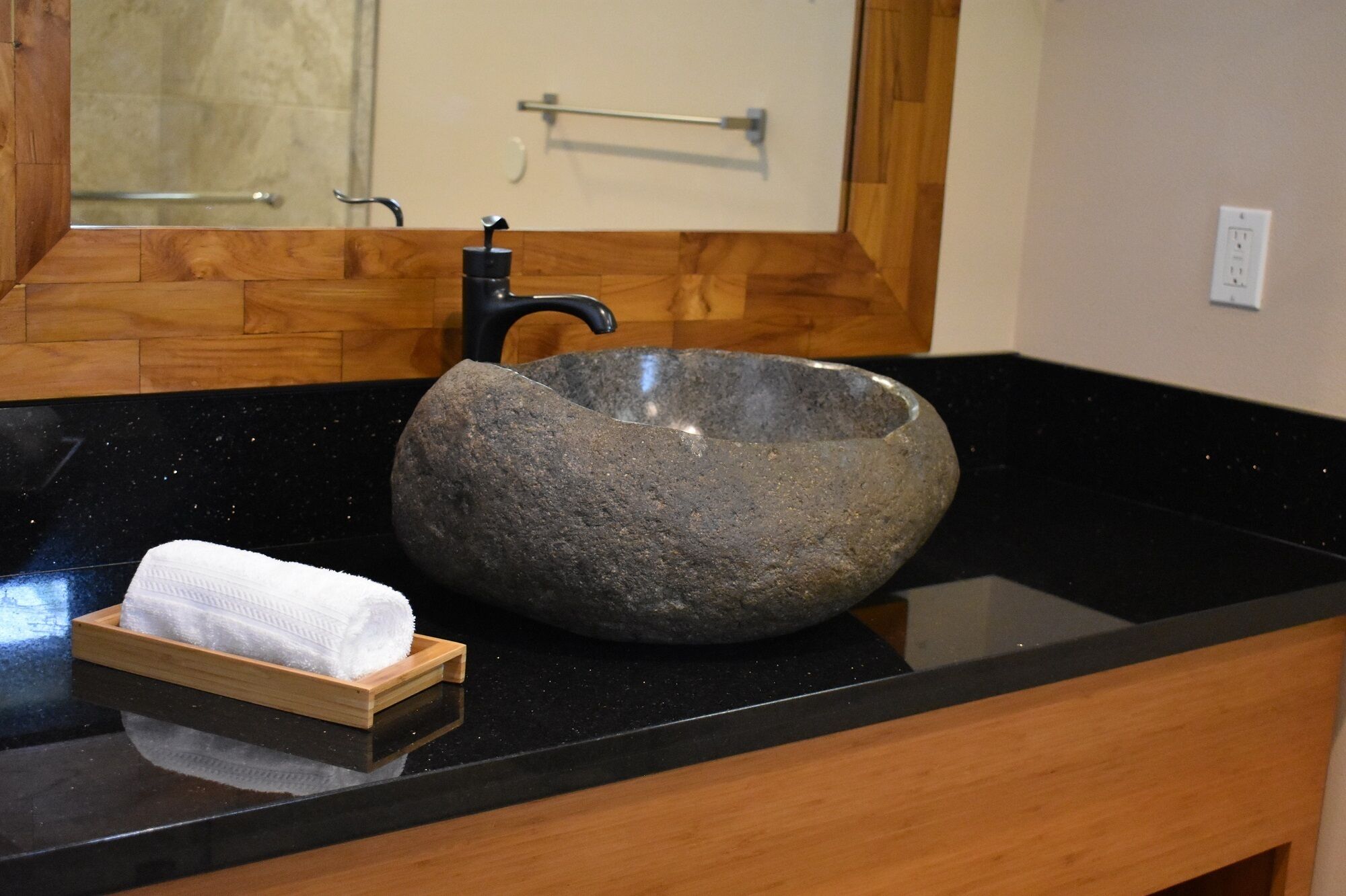 Garden View Room - Oceanfront Hilo Beach House Inn 