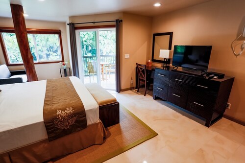 Garden View Room - Oceanfront Hilo Beach House Inn 