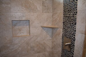 Shower, hair dryer, towels, soap - Garden View Room - Oceanfront Hilo Beach House Inn  (Hilo)