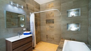 Douche, séchoir à cheveux, serviettes fournies, savon