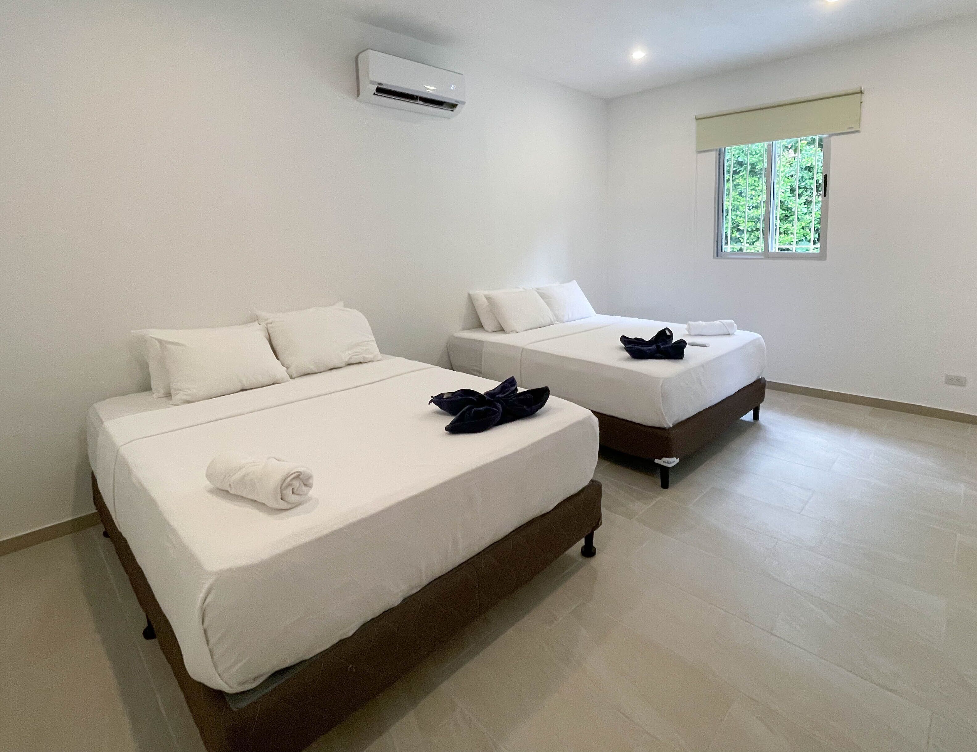 3 habitaciones, escritorio y tabla de planchar con plancha 