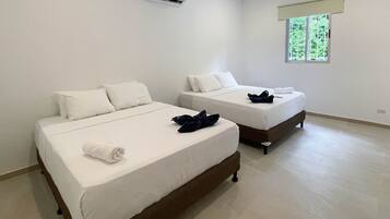 3 habitaciones, escritorio y tabla de planchar con plancha