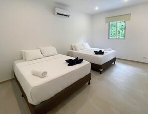 3 Schlafzimmer, Schreibtisch, Bügeleisen/Bügelbrett, Reisekinderbett