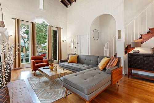 LOVELY RESTORED VILLA NEAR BEVERLY HILLS