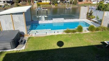 Een buitenzwembad en een verwarmd zwembad