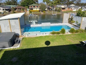 Una piscina al aire libre, una piscina climatizada