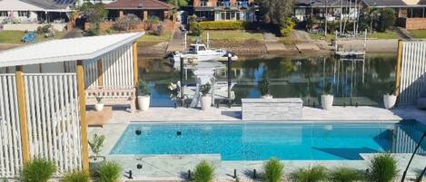 Una piscina al aire libre, una piscina climatizada