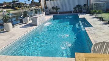 Een buitenzwembad en een verwarmd zwembad